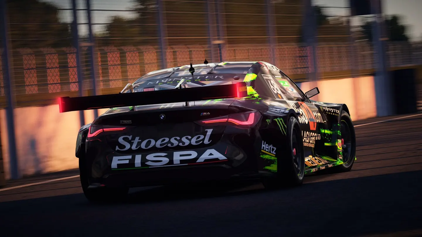 BMW de simracing en pista al atardecer